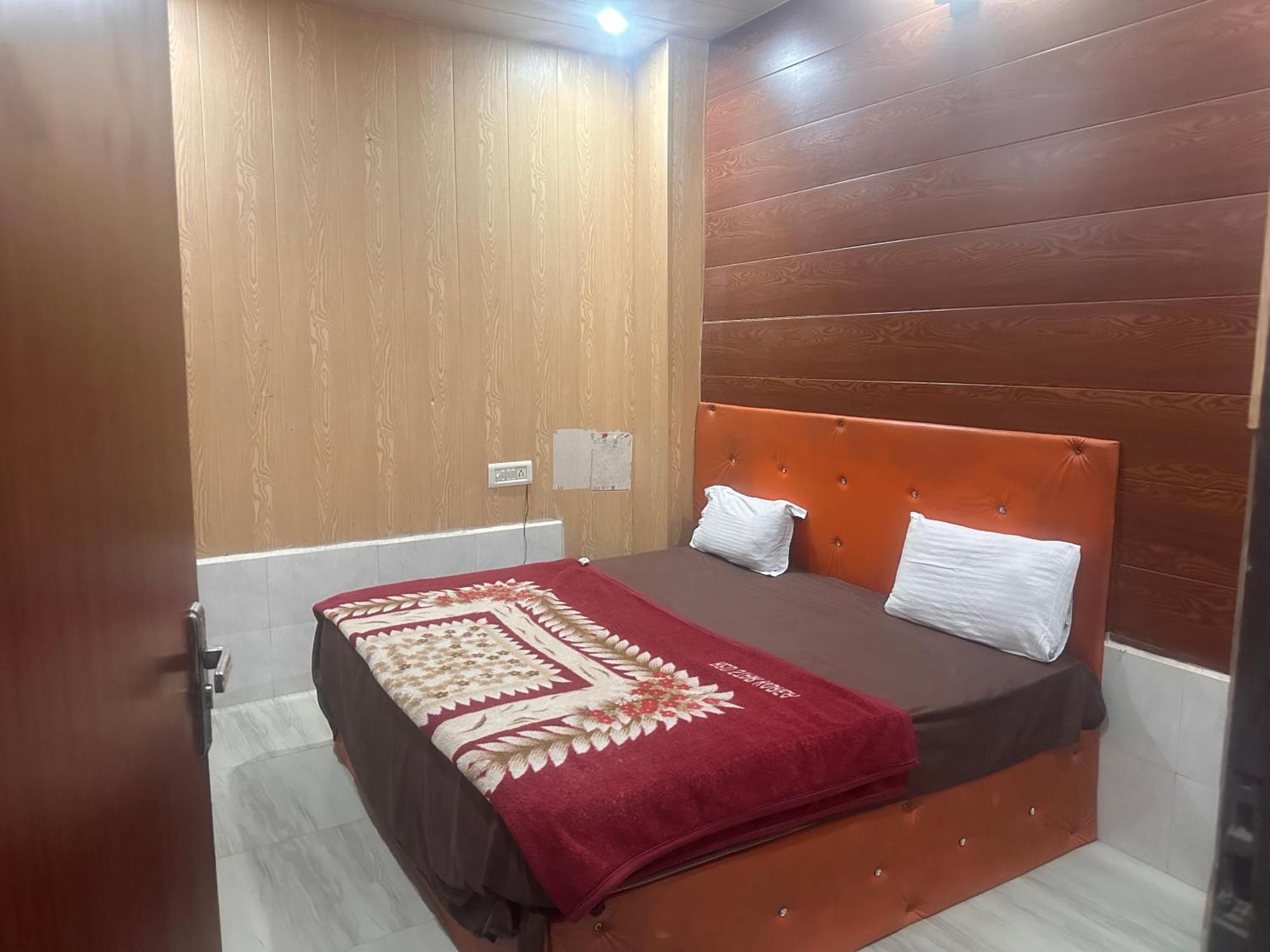 Yamnotri Dham Hotel Vrindavan Exterior photo